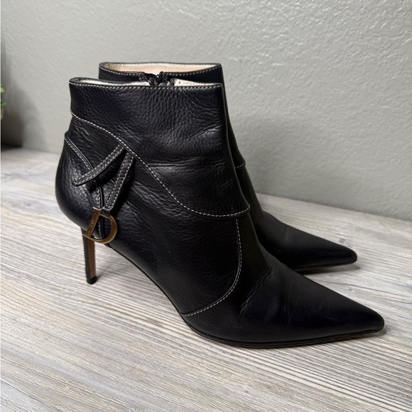 DIOR VTG BLACK LEATHER ANKLE “D” CHARM HIGH HEEL BOOTS 41 MADE IN ITALY - Picture 3 of 8
